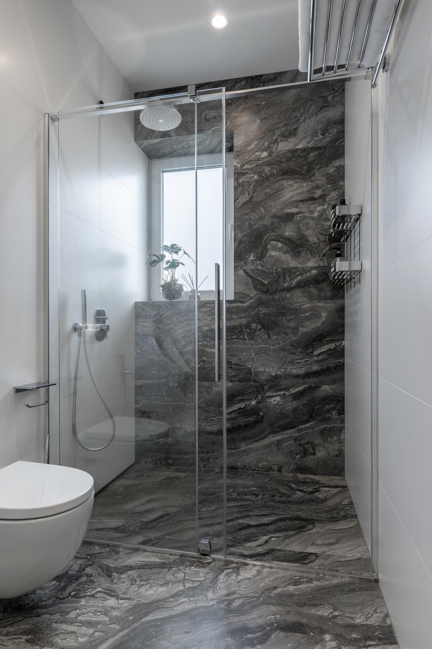 911332609_Sliding Shower Cubicle.jpg